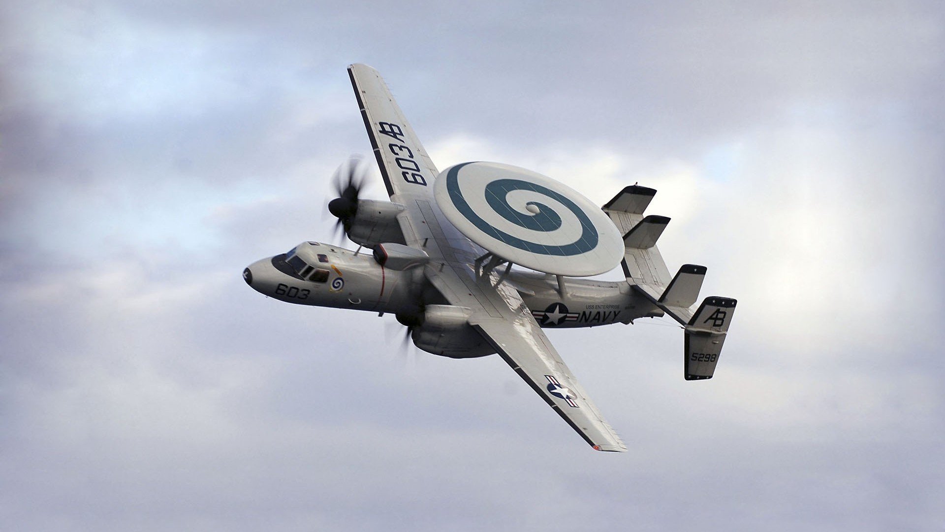 皮特·卡普尔的精准突破和精准传球,助袋鼠队快速反击,皮尔斯和卡特谁厉害